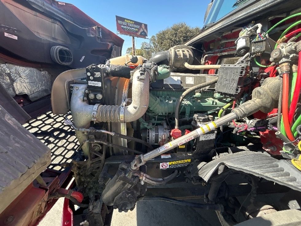 Day Cab Tractor-Heavy Duty Tractors-Volvo-2022-VNR64300-Fresno-CA-283,071\n\t\tmiles-$ 67,250 - Image 16