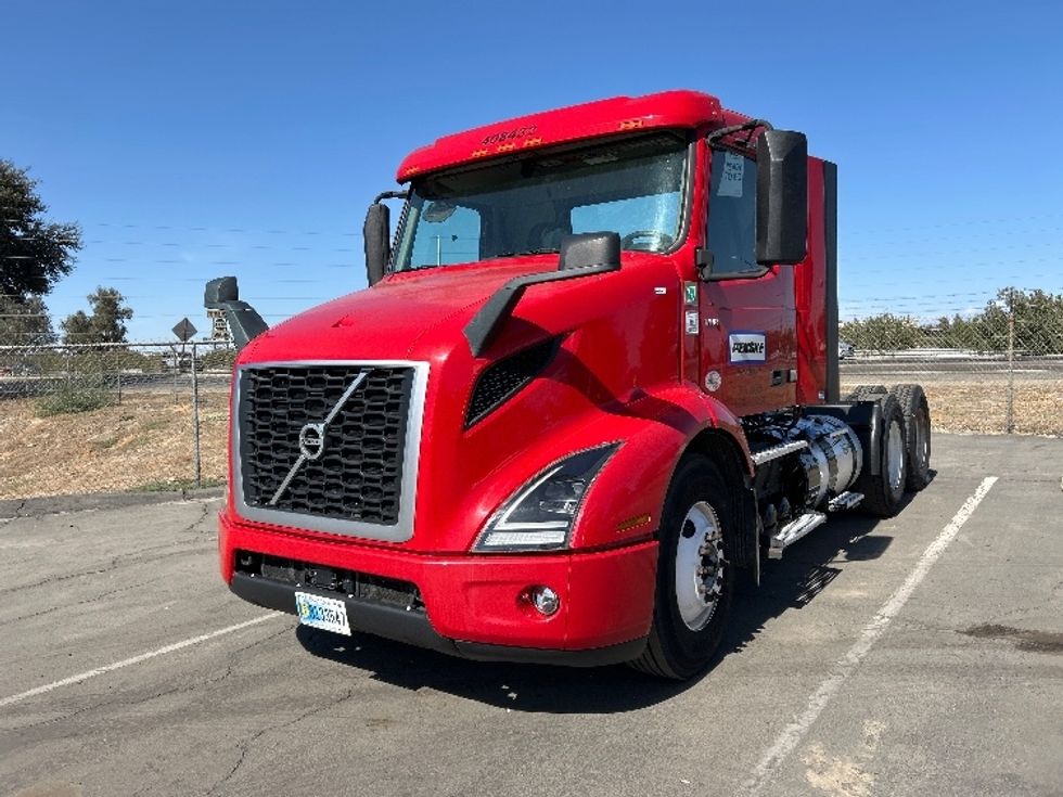 Day Cab Tractor-Heavy Duty Tractors-Volvo-2022-VNR64300-Fresno-CA-283,071\n\t\tmiles-$ 67,250 - Image 3