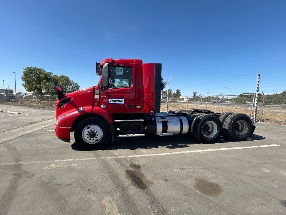 Day Cab Tractor-Heavy Duty Tractors-Volvo-2022-VNR64300-Fresno-CA-283,071\n\t\tmiles-$ 67,250 - Image 4