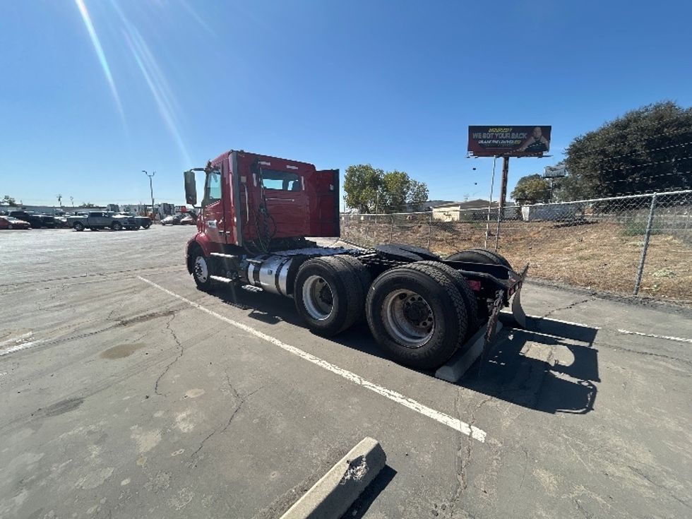 Day Cab Tractor-Heavy Duty Tractors-Volvo-2022-VNR64300-Fresno-CA-283,071\n\t\tmiles-$ 67,250 - Image 5
