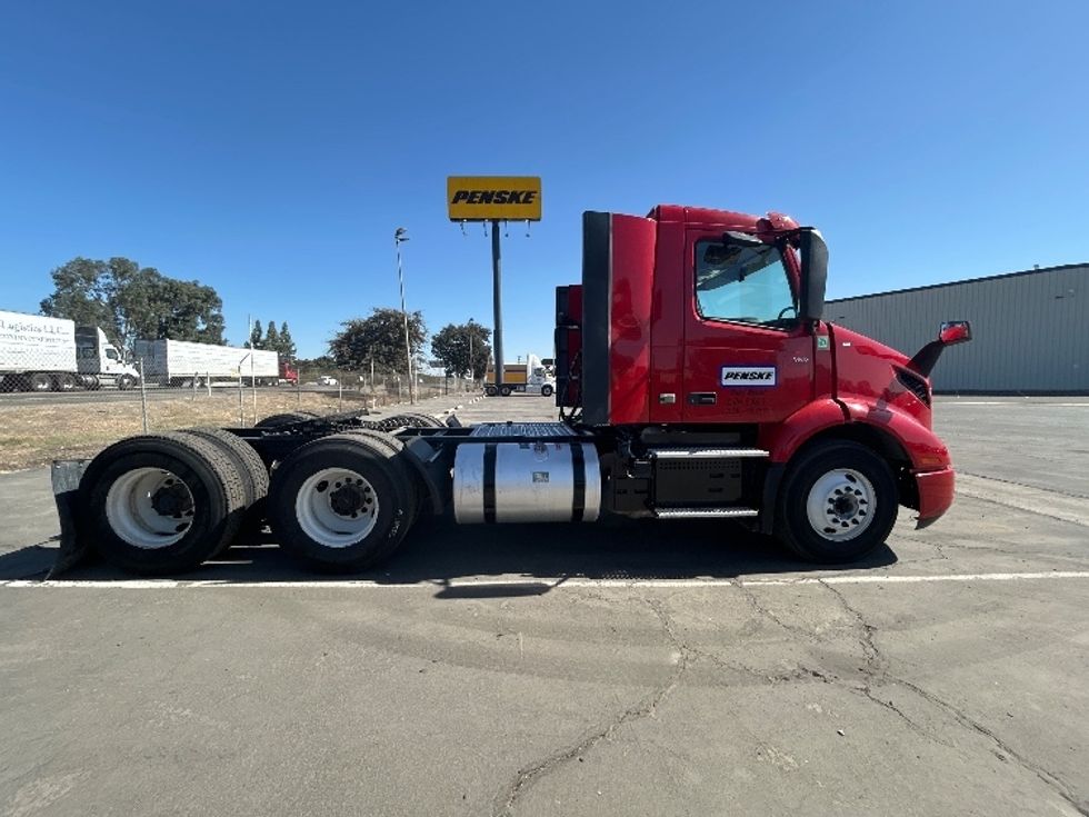 Day Cab Tractor-Heavy Duty Tractors-Volvo-2022-VNR64300-Fresno-CA-283,071\n\t\tmiles-$ 67,250 - Image 8