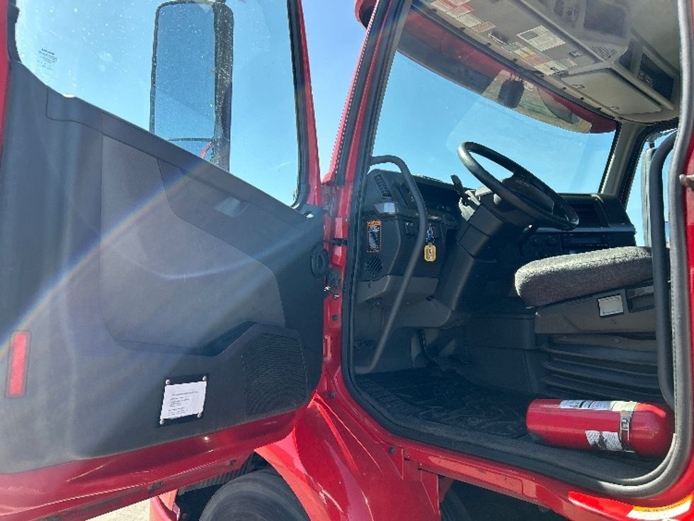 Day Cab Tractor-Heavy Duty Tractors-Volvo-2022-VNR64300-Fresno-CA-283,071\n\t\tmiles-$ 67,250 - Image 9