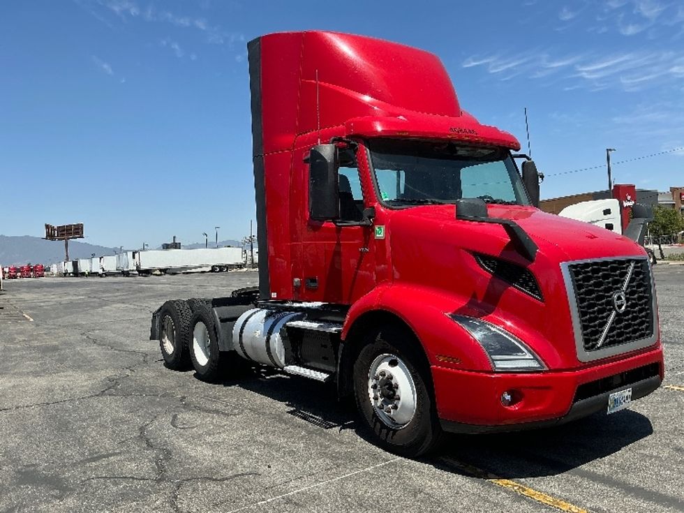 Day Cab Tractor-Heavy Duty Tractors-Volvo-2022-VNR64300-Fresno-CA-331,337\n\t\tmiles-$ 63,750 - Image 1