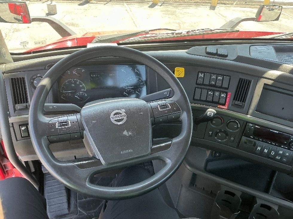 Day Cab Tractor-Heavy Duty Tractors-Volvo-2022-VNR64300-Fresno-CA-331,337\n\t\tmiles-$ 63,750 - Image 11