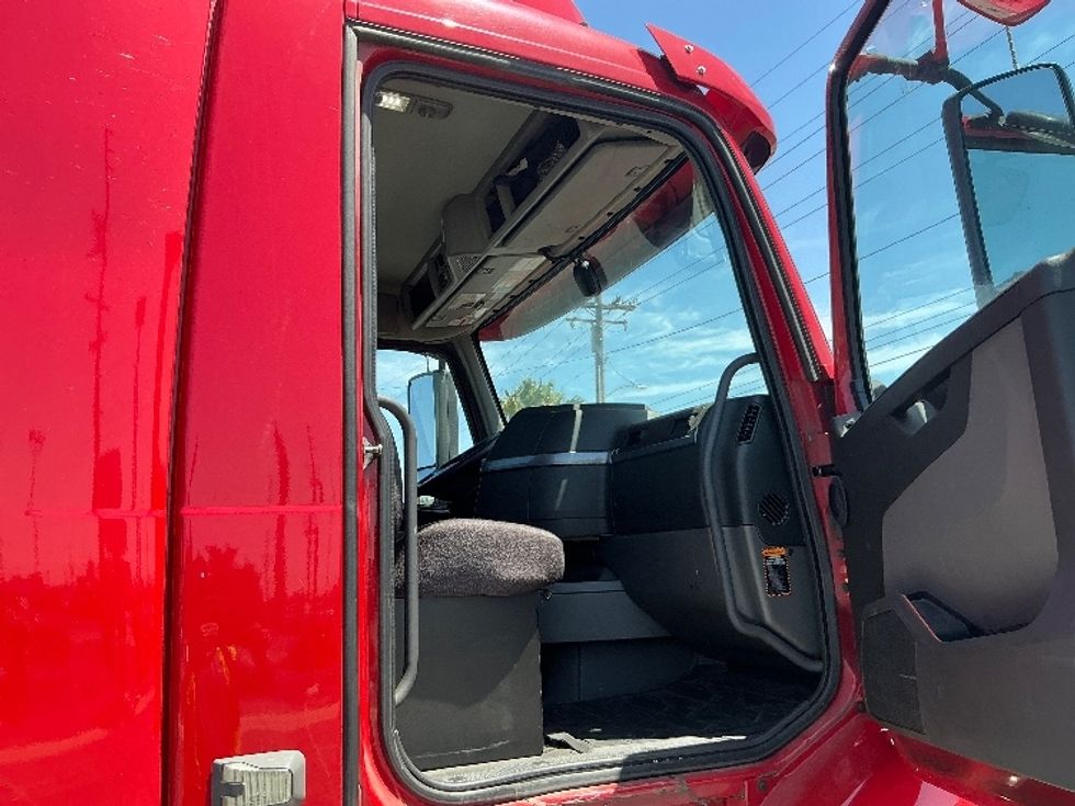 Day Cab Tractor-Heavy Duty Tractors-Volvo-2022-VNR64300-Fresno-CA-331,337\n\t\tmiles-$ 63,750 - Image 12