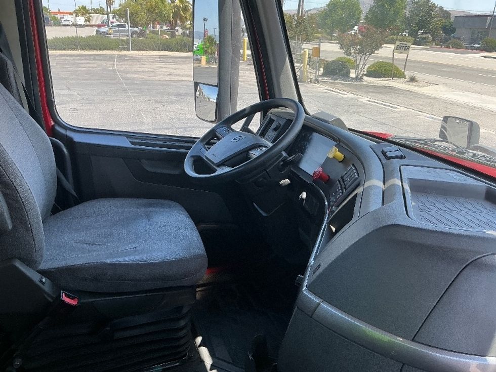 Day Cab Tractor-Heavy Duty Tractors-Volvo-2022-VNR64300-Fresno-CA-331,337\n\t\tmiles-$ 63,750 - Image 14