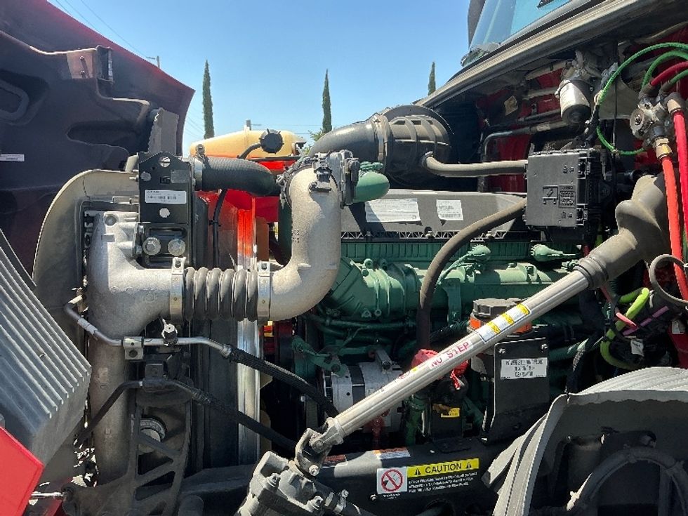 Day Cab Tractor-Heavy Duty Tractors-Volvo-2022-VNR64300-Fresno-CA-331,337\n\t\tmiles-$ 63,750 - Image 16