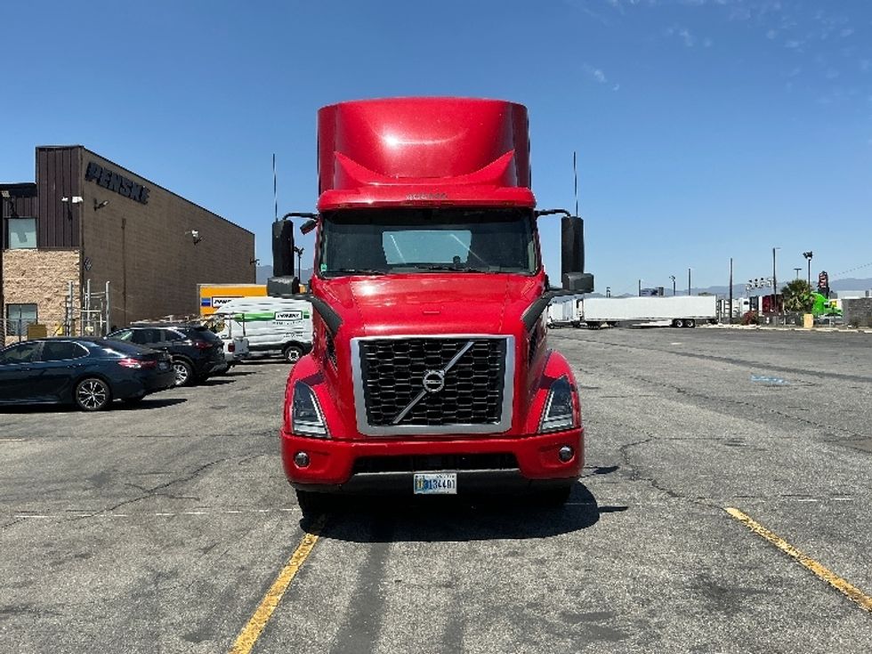 Day Cab Tractor-Heavy Duty Tractors-Volvo-2022-VNR64300-Fresno-CA-331,337\n\t\tmiles-$ 63,750 - Image 2