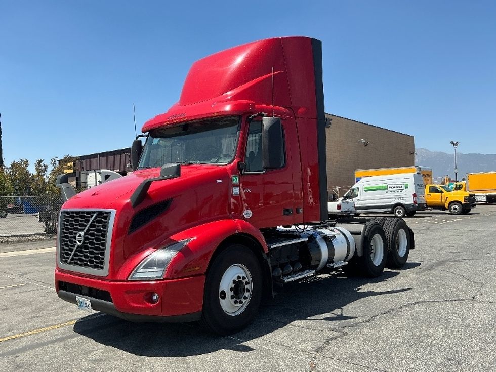 Day Cab Tractor-Heavy Duty Tractors-Volvo-2022-VNR64300-Fresno-CA-331,337\n\t\tmiles-$ 63,750 - Image 3