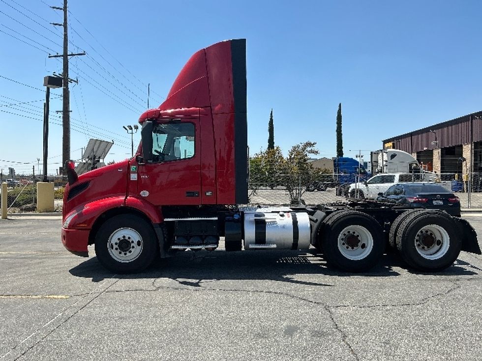 Day Cab Tractor-Heavy Duty Tractors-Volvo-2022-VNR64300-Fresno-CA-331,337\n\t\tmiles-$ 63,750 - Image 4