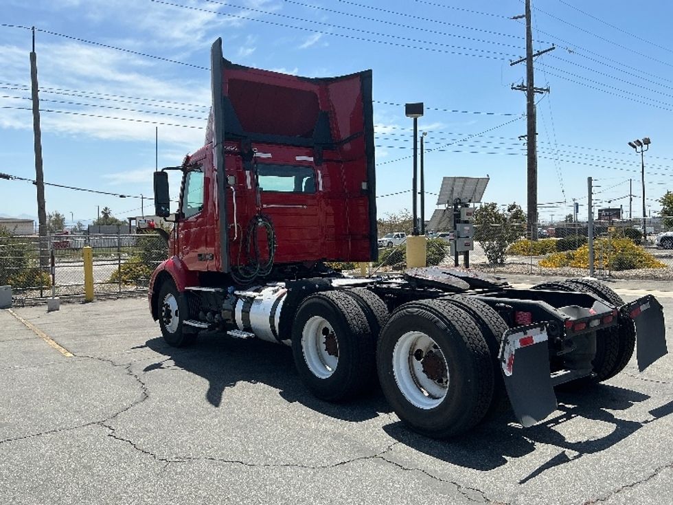 Day Cab Tractor-Heavy Duty Tractors-Volvo-2022-VNR64300-Fresno-CA-331,337\n\t\tmiles-$ 63,750 - Image 5