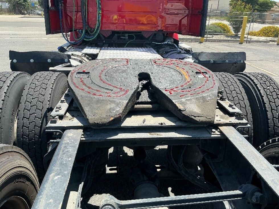 Day Cab Tractor-Heavy Duty Tractors-Volvo-2022-VNR64300-Fresno-CA-331,337\n\t\tmiles-$ 63,750 - Image 6