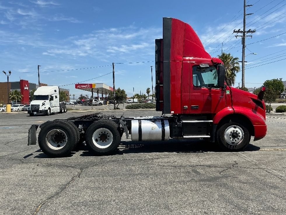 Day Cab Tractor-Heavy Duty Tractors-Volvo-2022-VNR64300-Fresno-CA-331,337\n\t\tmiles-$ 63,750 - Image 8