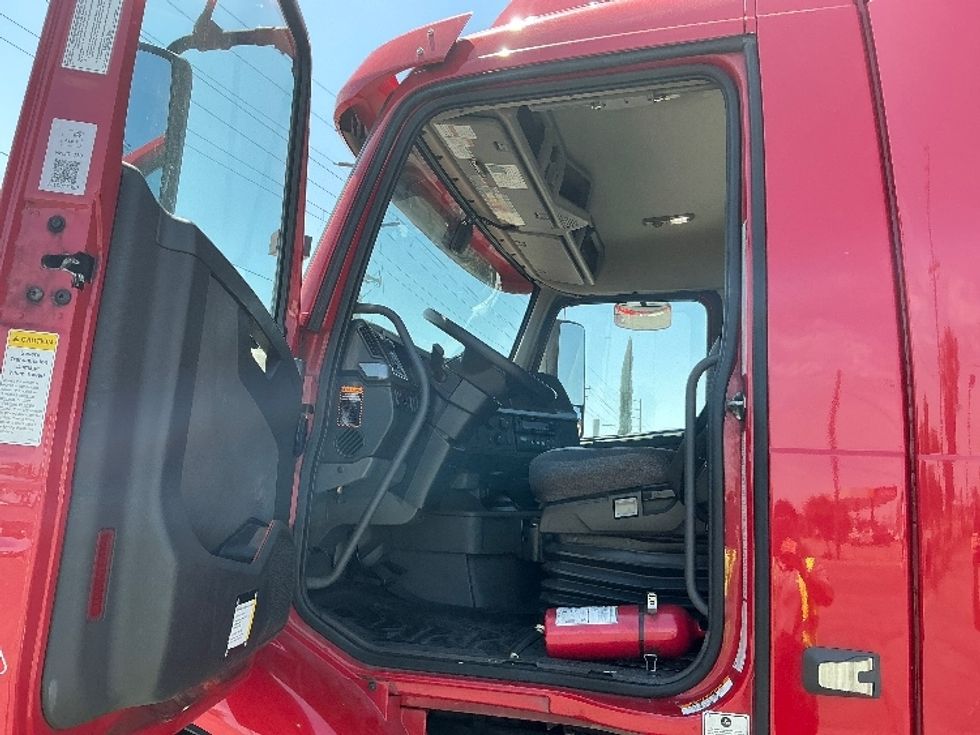 Day Cab Tractor-Heavy Duty Tractors-Volvo-2022-VNR64300-Fresno-CA-331,337\n\t\tmiles-$ 63,750 - Image 9