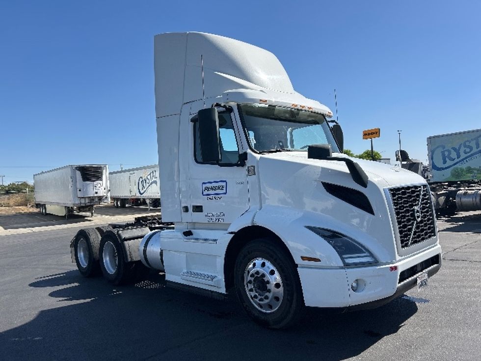 Day Cab Tractor-Heavy Duty Tractors-Volvo-2022-VNR64300-Patterson-CA-557,240\n\t\tmiles-$ 44,250 - Image 1