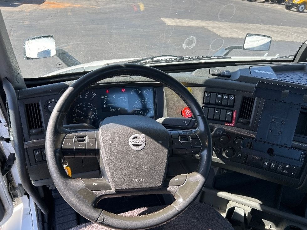 Day Cab Tractor-Heavy Duty Tractors-Volvo-2022-VNR64300-Patterson-CA-557,240\n\t\tmiles-$ 44,250 - Image 11