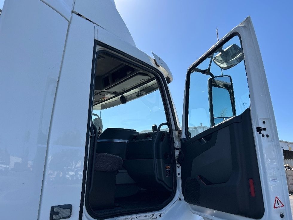 Day Cab Tractor-Heavy Duty Tractors-Volvo-2022-VNR64300-Patterson-CA-557,240\n\t\tmiles-$ 44,250 - Image 12