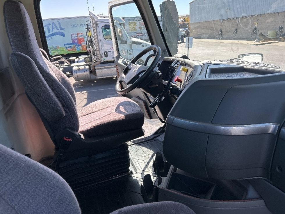 Day Cab Tractor-Heavy Duty Tractors-Volvo-2022-VNR64300-Patterson-CA-557,240\n\t\tmiles-$ 44,250 - Image 14