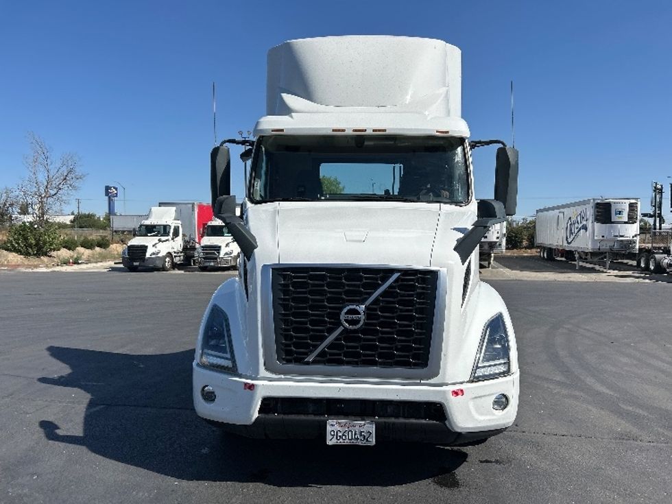 Day Cab Tractor-Heavy Duty Tractors-Volvo-2022-VNR64300-Patterson-CA-557,240\n\t\tmiles-$ 44,250 - Image 2