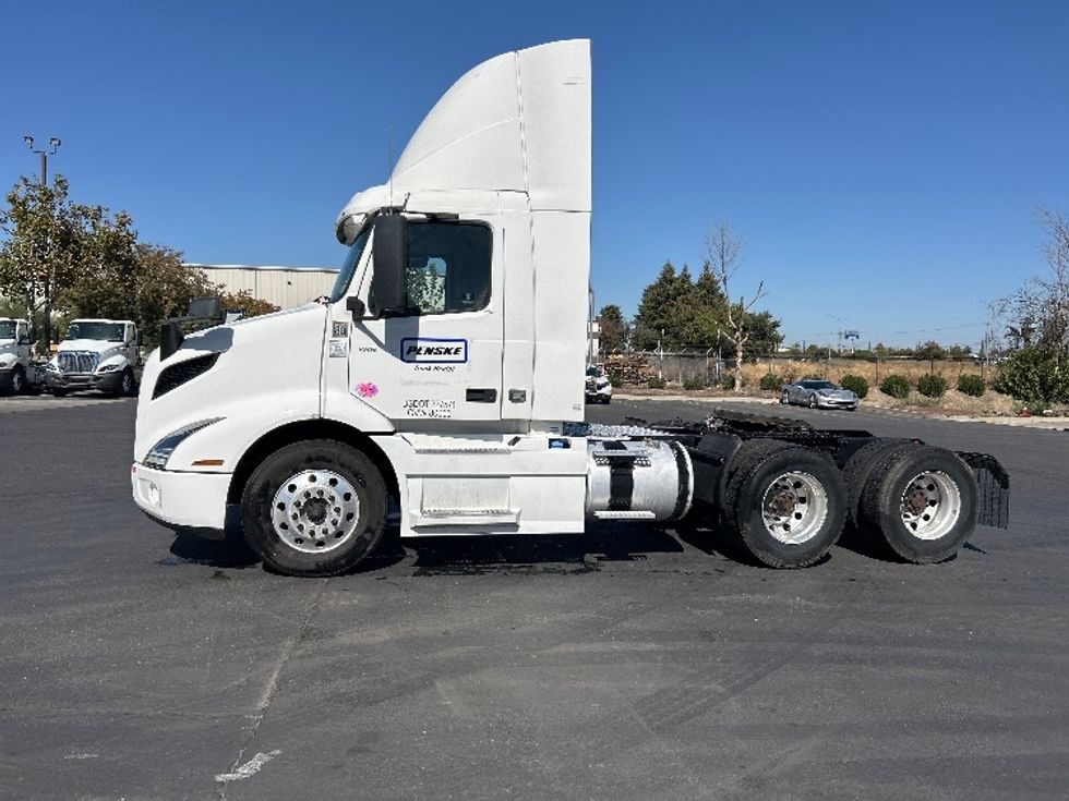 Day Cab Tractor-Heavy Duty Tractors-Volvo-2022-VNR64300-Patterson-CA-557,240\n\t\tmiles-$ 44,250 - Image 4