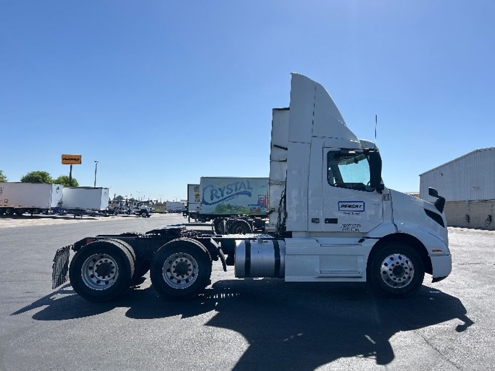 Day Cab Tractor-Heavy Duty Tractors-Volvo-2022-VNR64300-Patterson-CA-557,240\n\t\tmiles-$ 44,250 - Image 8