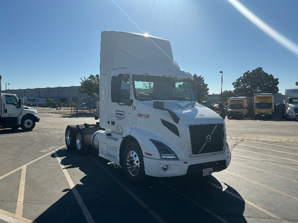 Day Cab Tractor-Heavy Duty Tractors-Volvo-2022-VNR64300-Stockton-CA-524,712\n\t\tmiles-$ 47,500 - Image 1