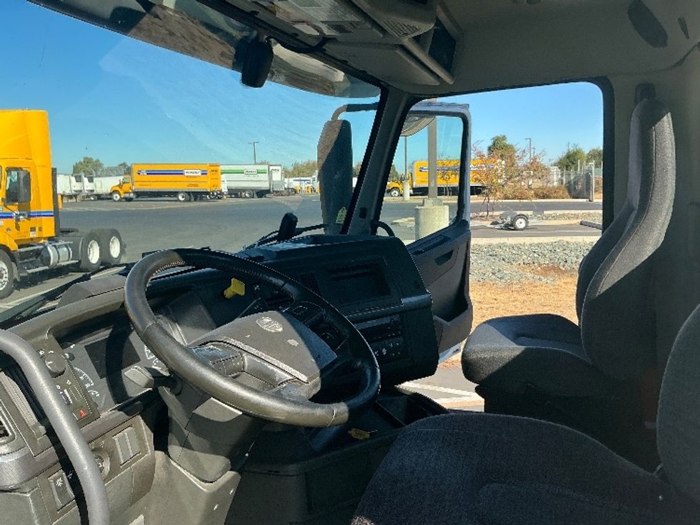 Day Cab Tractor-Heavy Duty Tractors-Volvo-2022-VNR64300-Stockton-CA-524,712\n\t\tmiles-$ 47,500 - Image 10