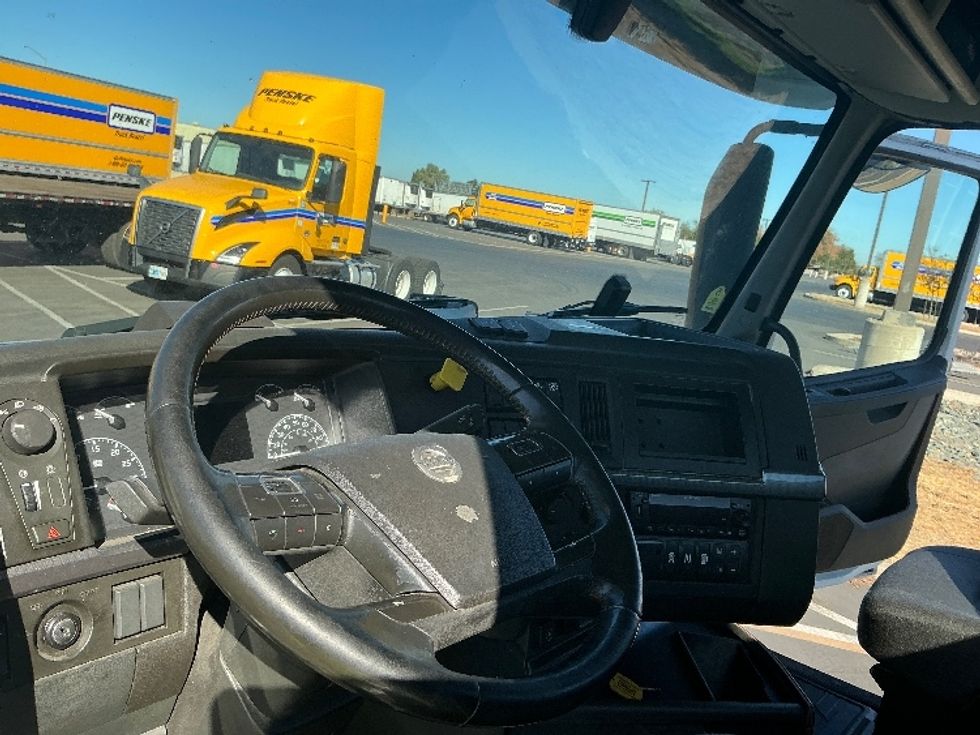 Day Cab Tractor-Heavy Duty Tractors-Volvo-2022-VNR64300-Stockton-CA-524,712\n\t\tmiles-$ 47,500 - Image 11
