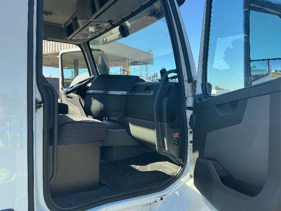 Day Cab Tractor-Heavy Duty Tractors-Volvo-2022-VNR64300-Stockton-CA-524,712\n\t\tmiles-$ 47,500 - Image 12