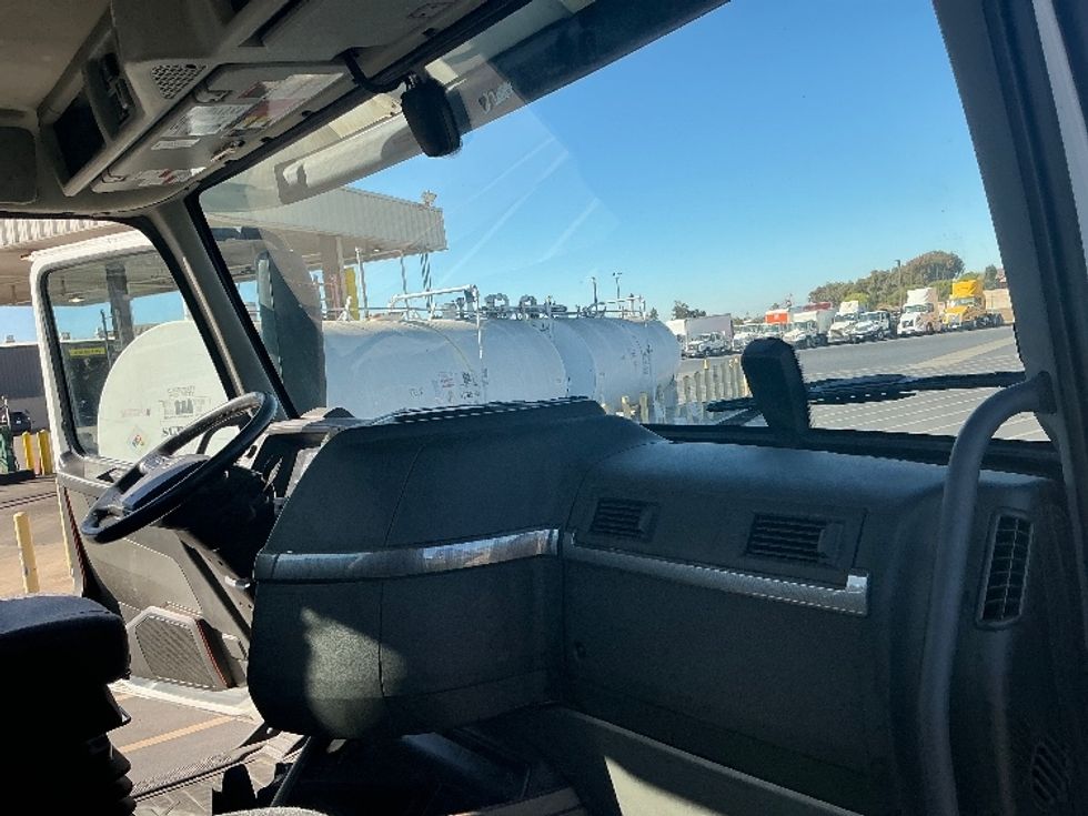 Day Cab Tractor-Heavy Duty Tractors-Volvo-2022-VNR64300-Stockton-CA-524,712\n\t\tmiles-$ 47,500 - Image 13