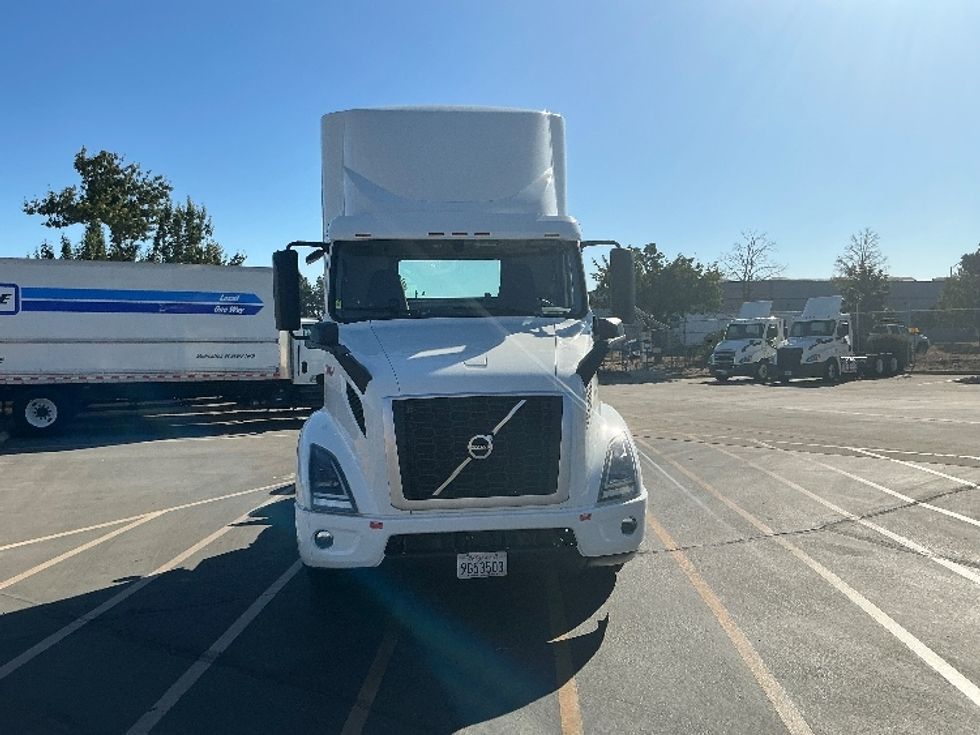Day Cab Tractor-Heavy Duty Tractors-Volvo-2022-VNR64300-Stockton-CA-524,712\n\t\tmiles-$ 47,500 - Image 2