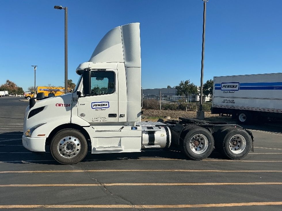 Day Cab Tractor-Heavy Duty Tractors-Volvo-2022-VNR64300-Stockton-CA-524,712\n\t\tmiles-$ 47,500 - Image 4