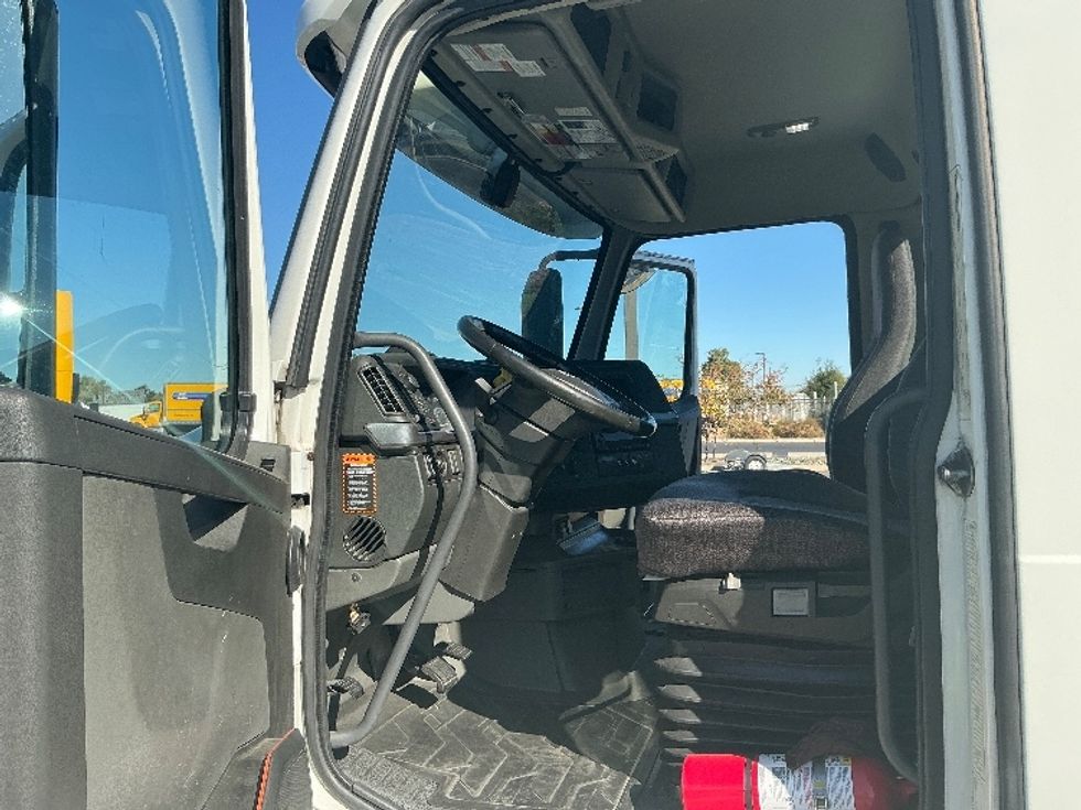 Day Cab Tractor-Heavy Duty Tractors-Volvo-2022-VNR64300-Stockton-CA-524,712\n\t\tmiles-$ 47,500 - Image 9