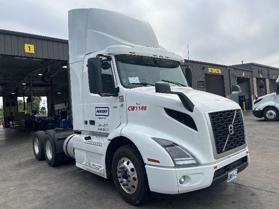 Day Cab Tractor-Heavy Duty Tractors-Volvo-2022-VNR64300-Stockton-CA-528,385\n\t\tmiles-$ 48,000 - Image 1