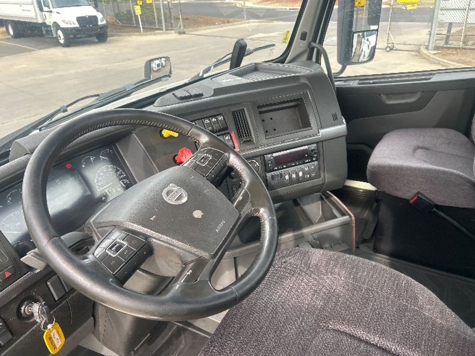 Day Cab Tractor-Heavy Duty Tractors-Volvo-2022-VNR64300-Stockton-CA-528,385\n\t\tmiles-$ 48,000 - Image 10