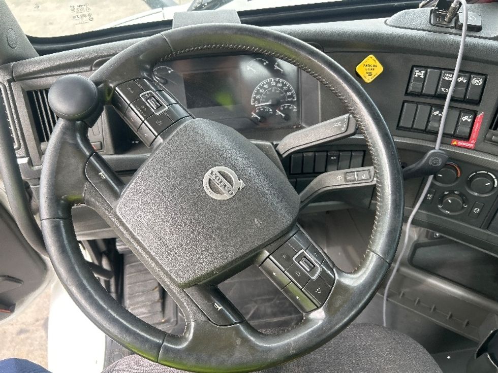 Day Cab Tractor-Heavy Duty Tractors-Volvo-2022-VNR64300-Stockton-CA-528,385\n\t\tmiles-$ 48,000 - Image 11