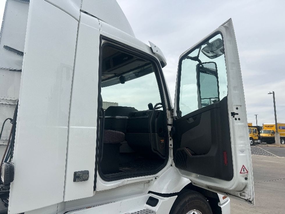 Day Cab Tractor-Heavy Duty Tractors-Volvo-2022-VNR64300-Stockton-CA-528,385\n\t\tmiles-$ 48,000 - Image 12