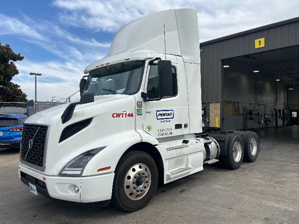 Day Cab Tractor-Heavy Duty Tractors-Volvo-2022-VNR64300-Stockton-CA-528,385\n\t\tmiles-$ 48,000 - Image 3
