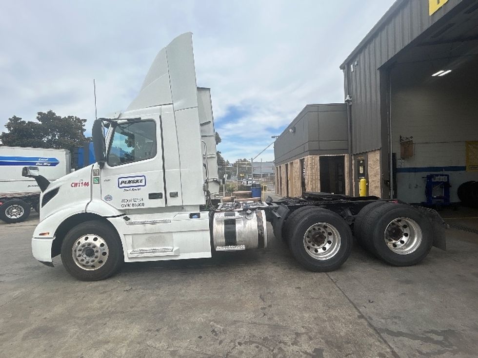 Day Cab Tractor-Heavy Duty Tractors-Volvo-2022-VNR64300-Stockton-CA-528,385\n\t\tmiles-$ 48,000 - Image 4