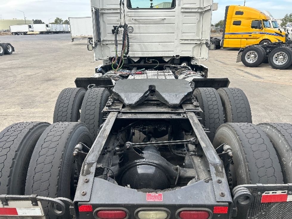 Day Cab Tractor-Heavy Duty Tractors-Volvo-2022-VNR64300-Stockton-CA-528,385\n\t\tmiles-$ 48,000 - Image 6