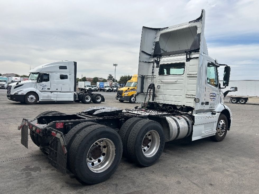 Day Cab Tractor-Heavy Duty Tractors-Volvo-2022-VNR64300-Stockton-CA-528,385\n\t\tmiles-$ 48,000 - Image 7