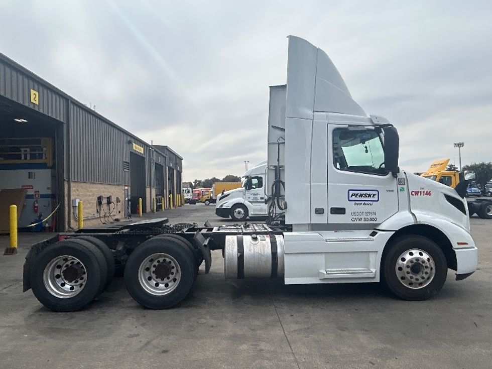 Day Cab Tractor-Heavy Duty Tractors-Volvo-2022-VNR64300-Stockton-CA-528,385\n\t\tmiles-$ 48,000 - Image 8