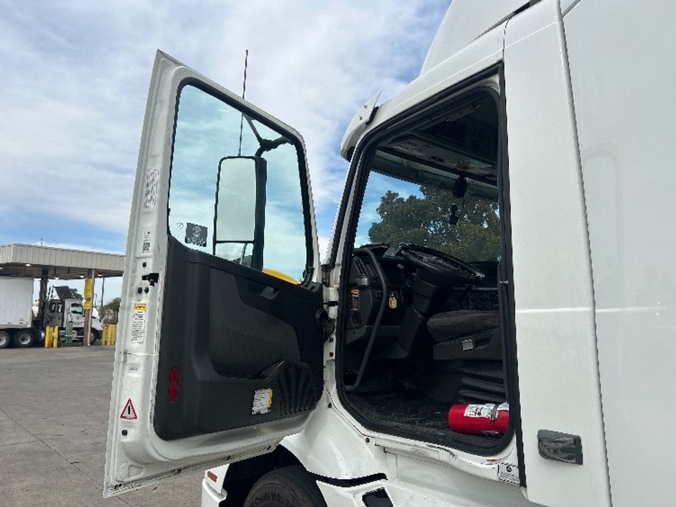 Day Cab Tractor-Heavy Duty Tractors-Volvo-2022-VNR64300-Stockton-CA-528,385\n\t\tmiles-$ 48,000 - Image 9