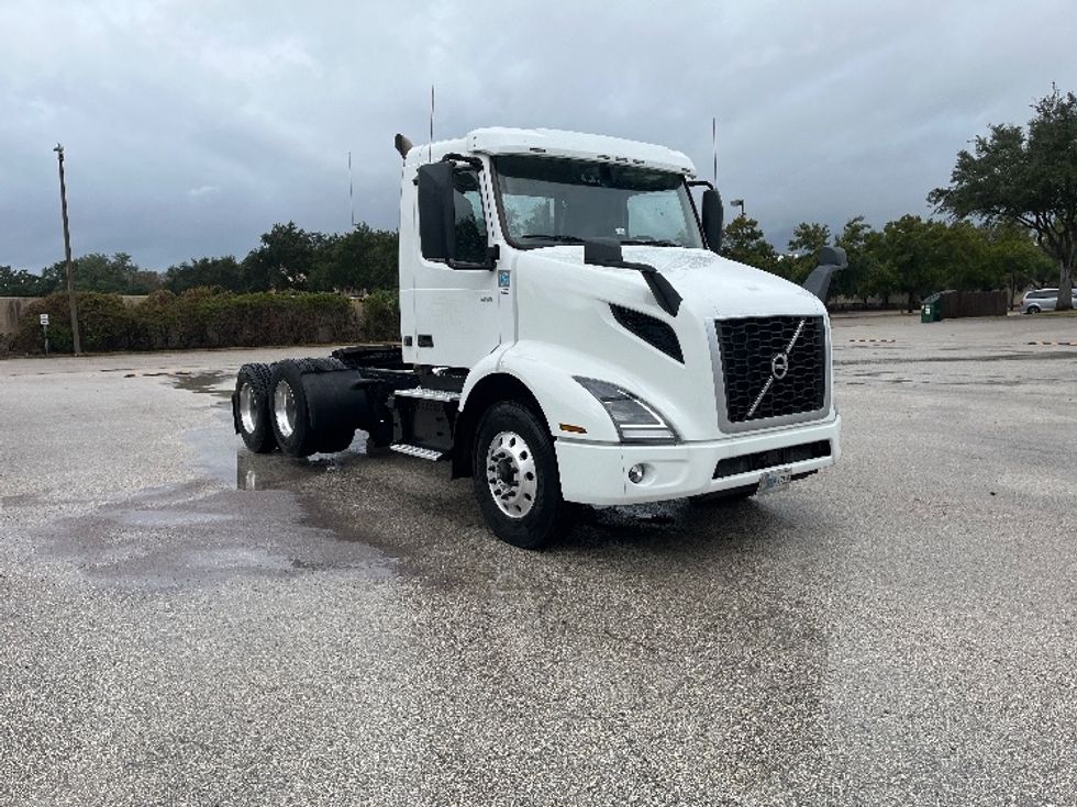 Day Cab Tractor-Heavy Duty Tractors-Volvo-2022-VNR64300-Tampa-FL-662,409\n\t\tmiles-$ 30,000 - Image 1
