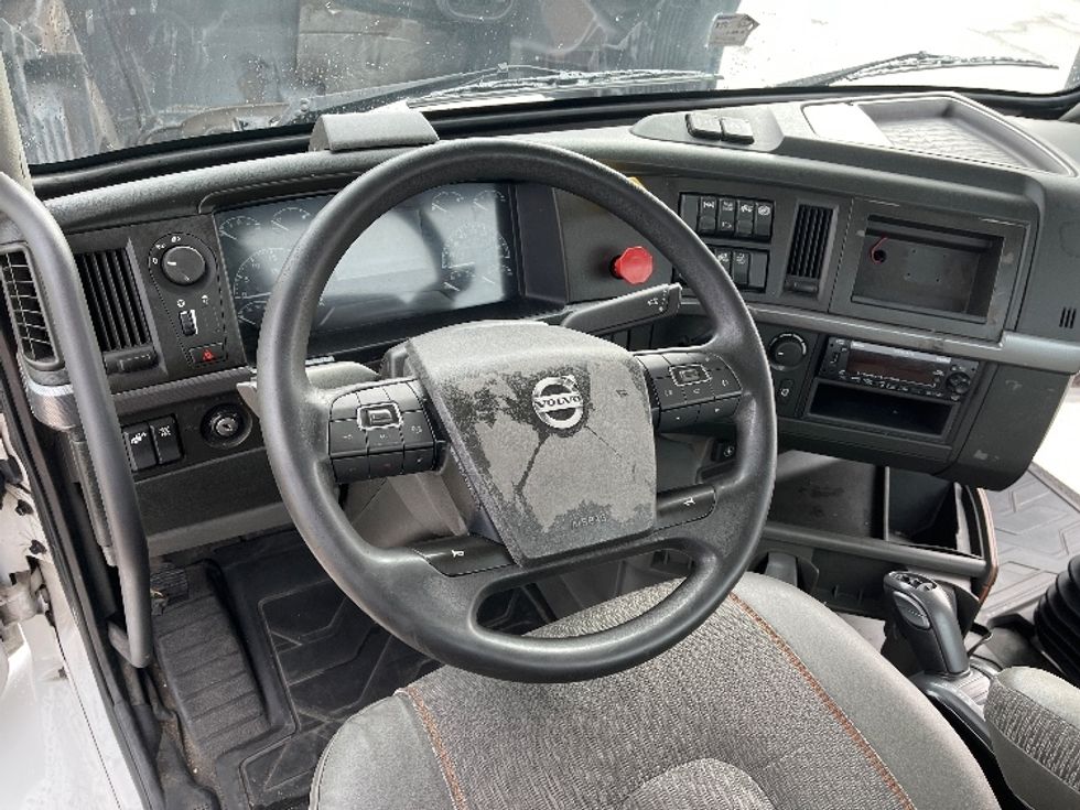 Day Cab Tractor-Heavy Duty Tractors-Volvo-2022-VNR64300-Tampa-FL-662,409\n\t\tmiles-$ 30,000 - Image 10