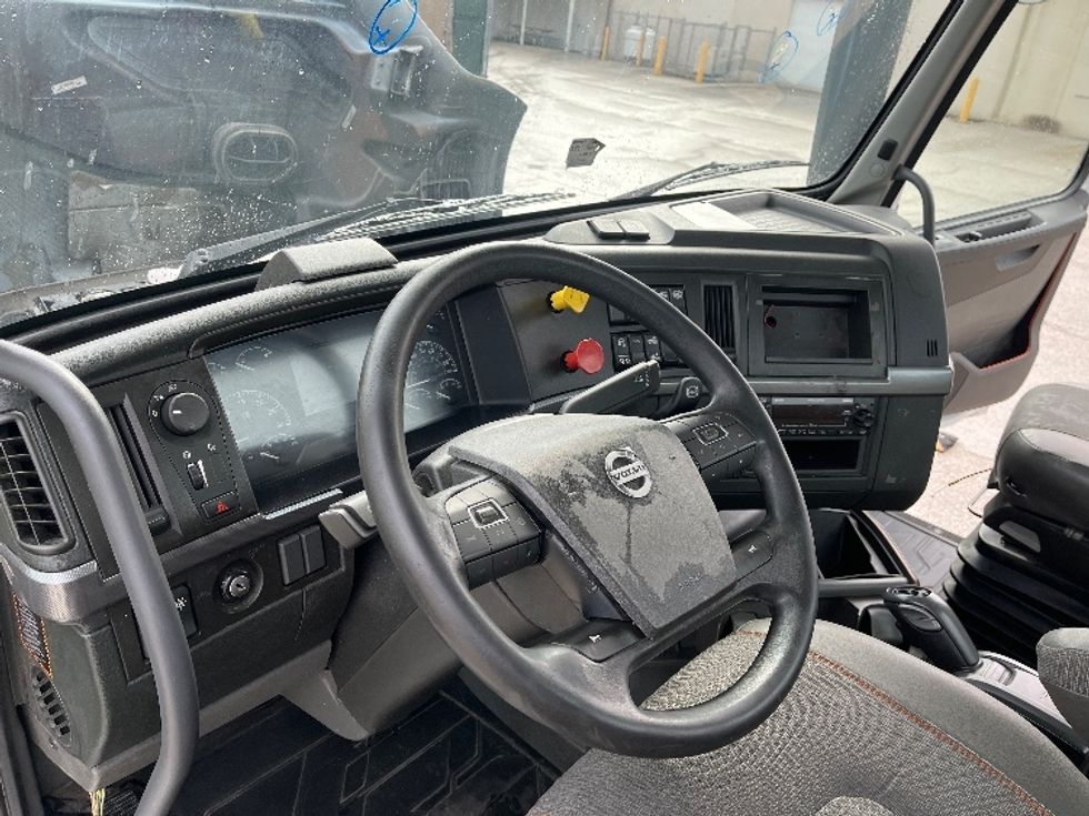 Day Cab Tractor-Heavy Duty Tractors-Volvo-2022-VNR64300-Tampa-FL-662,409\n\t\tmiles-$ 30,000 - Image 11