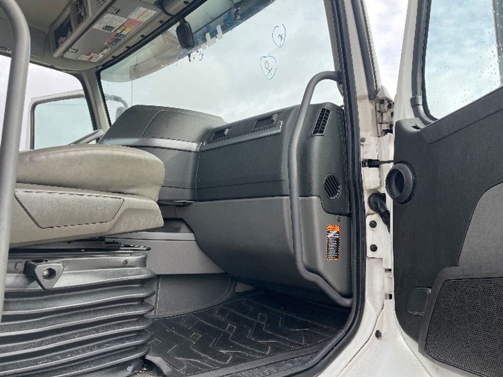 Day Cab Tractor-Heavy Duty Tractors-Volvo-2022-VNR64300-Tampa-FL-662,409\n\t\tmiles-$ 30,000 - Image 12