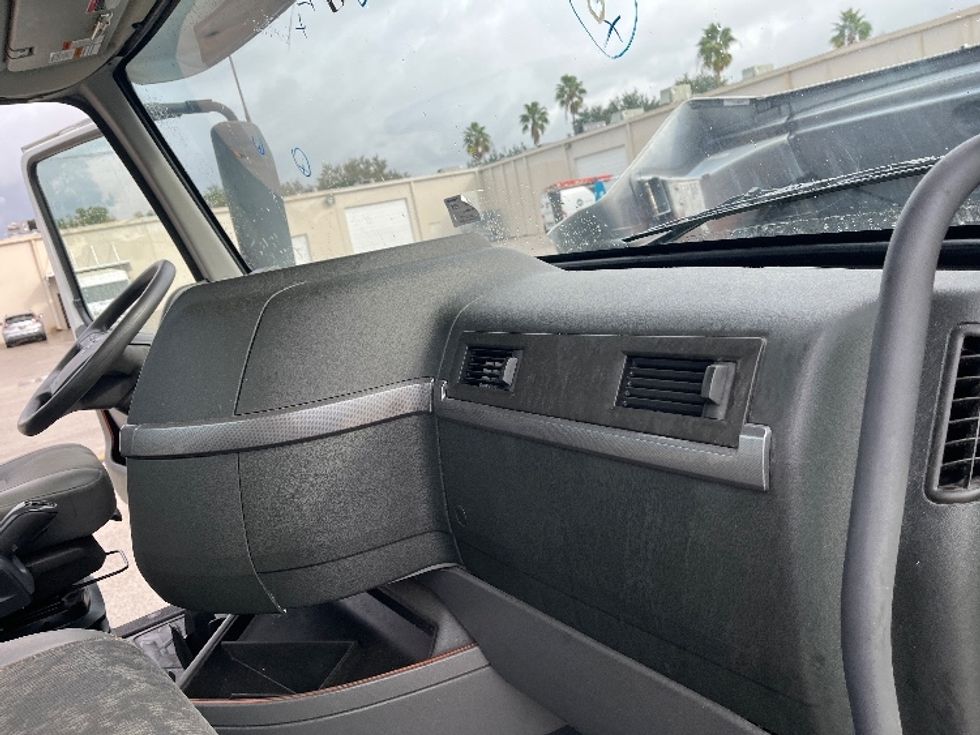 Day Cab Tractor-Heavy Duty Tractors-Volvo-2022-VNR64300-Tampa-FL-662,409\n\t\tmiles-$ 30,000 - Image 13