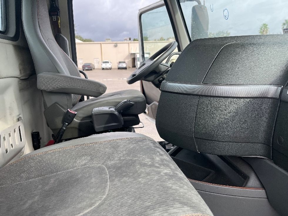 Day Cab Tractor-Heavy Duty Tractors-Volvo-2022-VNR64300-Tampa-FL-662,409\n\t\tmiles-$ 30,000 - Image 14