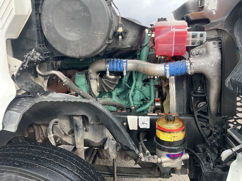 Day Cab Tractor-Heavy Duty Tractors-Volvo-2022-VNR64300-Tampa-FL-662,409\n\t\tmiles-$ 30,000 - Image 15